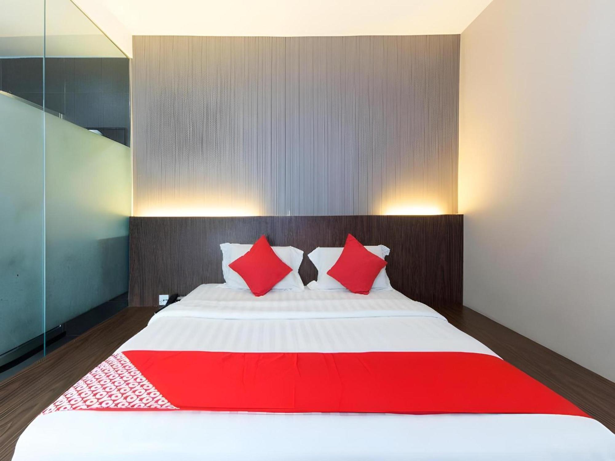 Super Oyo 340 Comfort Hotel Kampong Batu Belah Exterior photo
