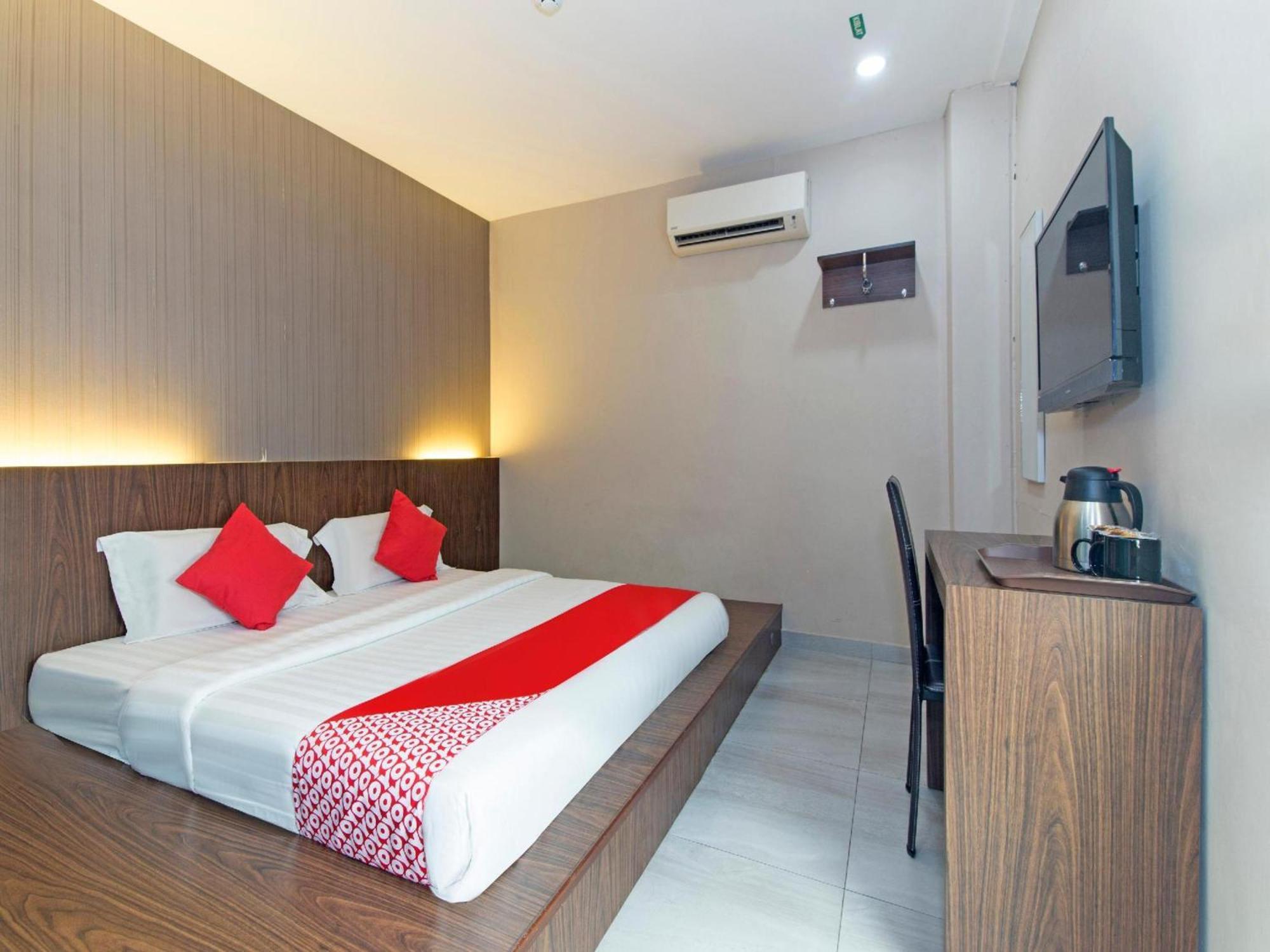 Super Oyo 340 Comfort Hotel Kampong Batu Belah Exterior photo