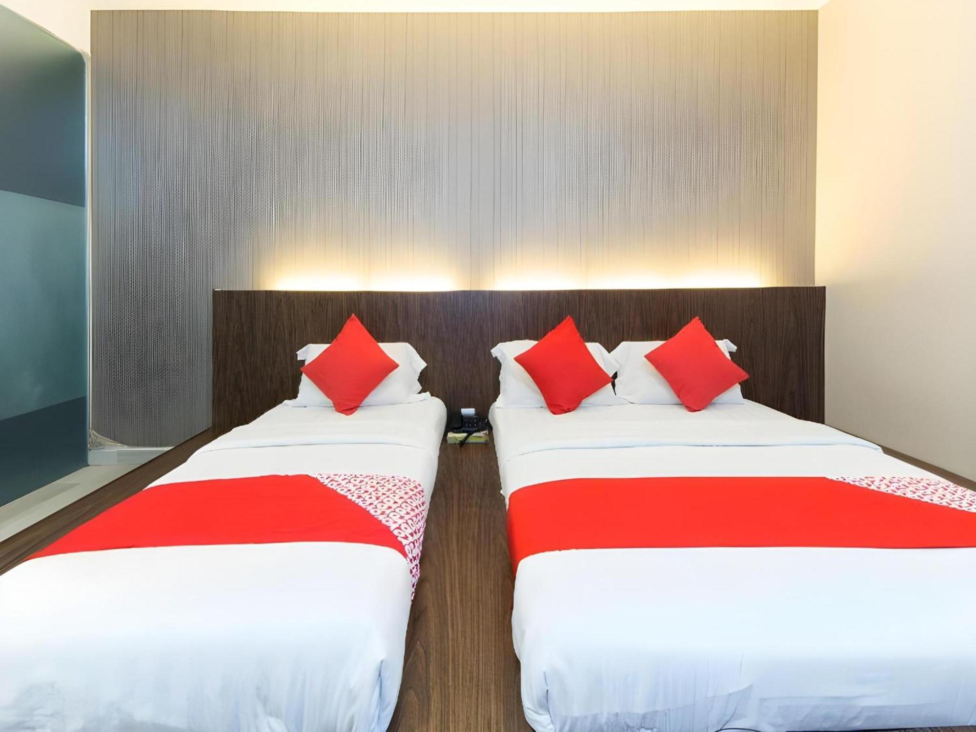 Super Oyo 340 Comfort Hotel Kampong Batu Belah Exterior photo