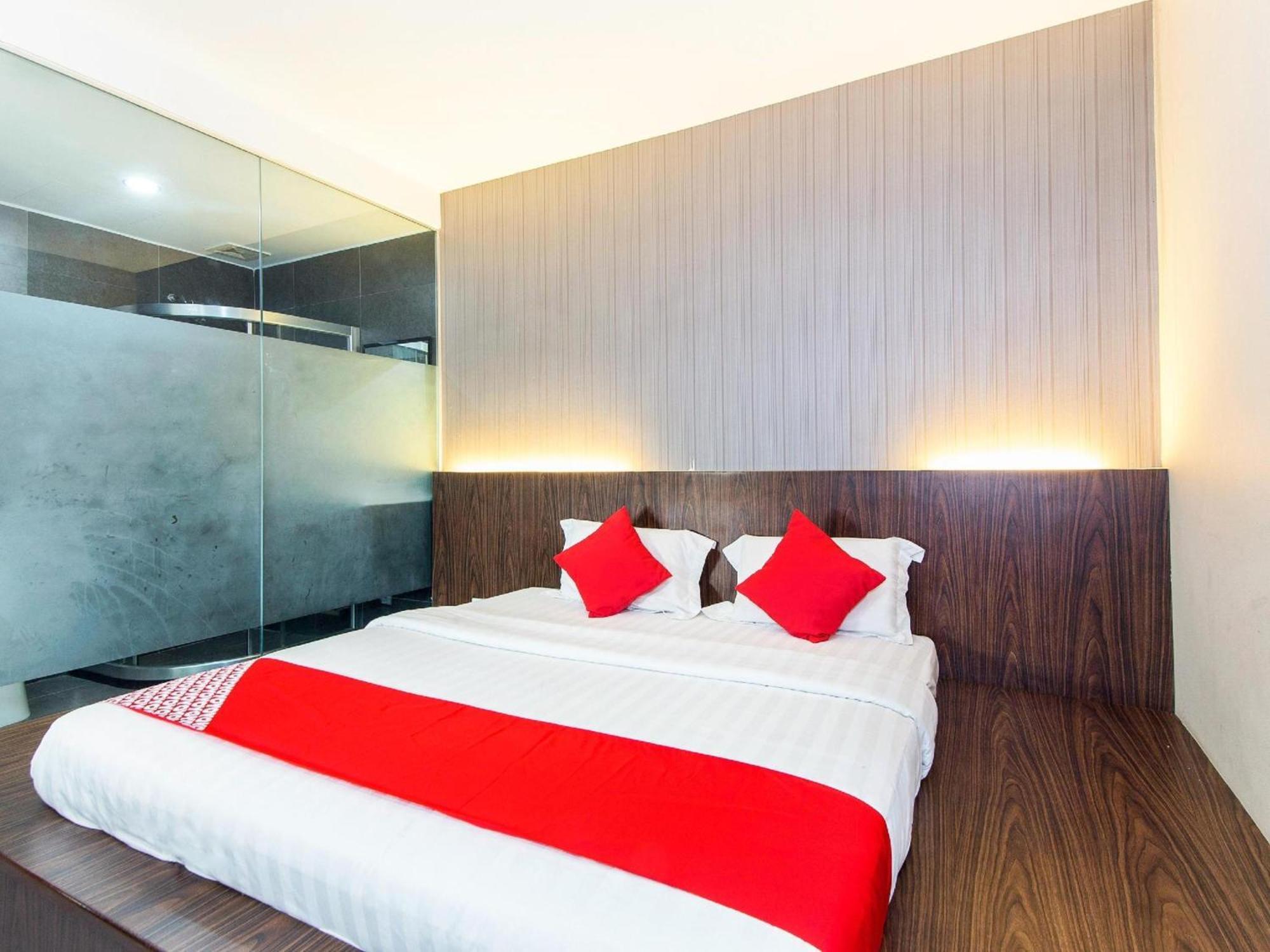 Super Oyo 340 Comfort Hotel Kampong Batu Belah Exterior photo