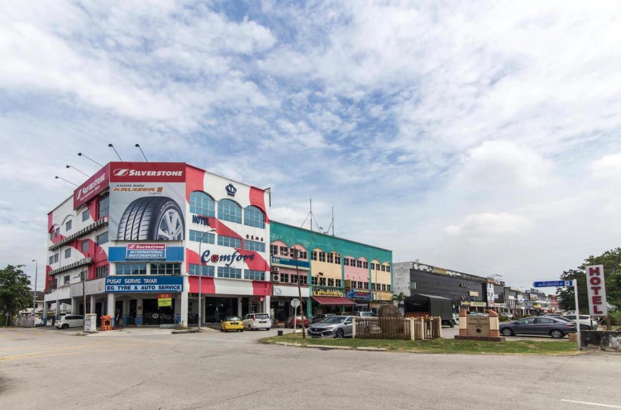 Super Oyo 340 Comfort Hotel Kampong Batu Belah Exterior photo